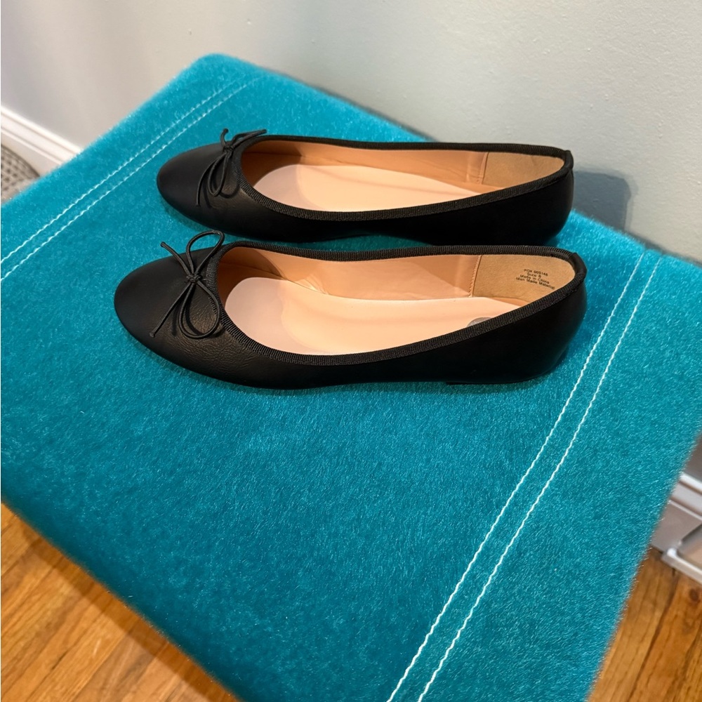 Classic Black Ballet Flats Size 8 Bow Detail